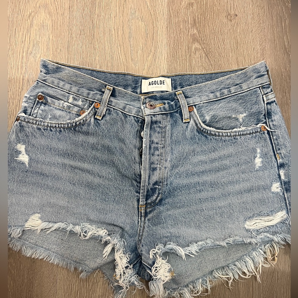 A golden shorts size 28